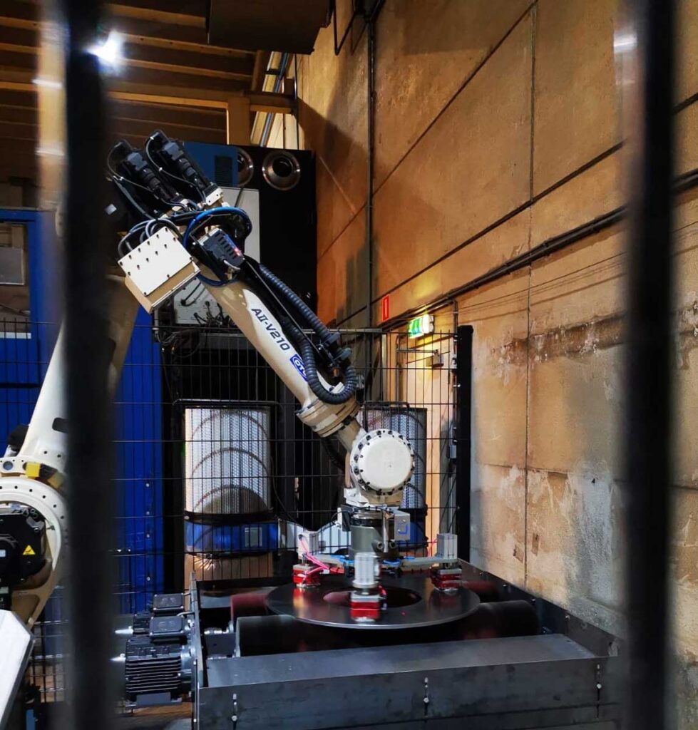 Robot voorziet schuurmachine van metalen schijf